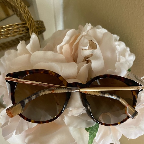Brand new 🔥Burberry polarized sunglasses 🕶🔥 - Picture 1 of 13